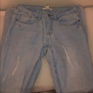 Ripped Forever 21 jeans 💙